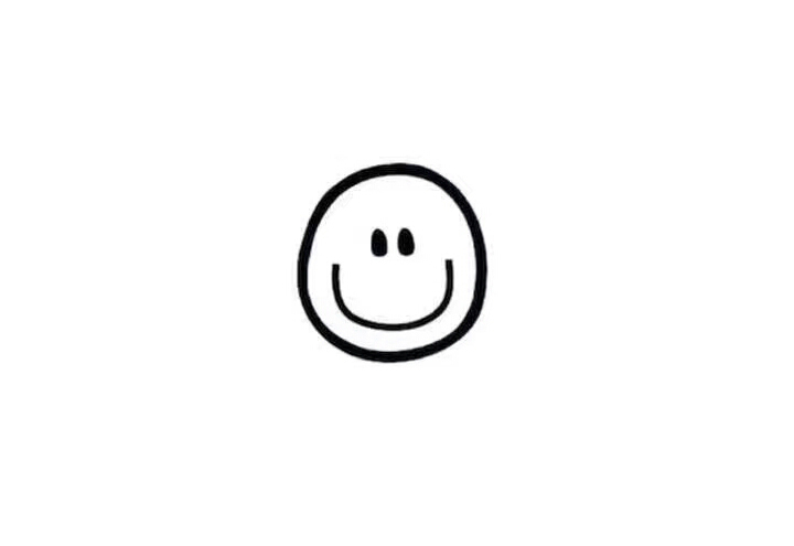 哈士奇看德牧在地板上躺着，于是就上前挑衅了下，结果