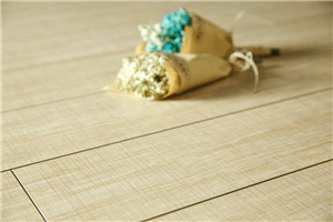 家里地板脏不好拖?不用太多水,也能把地板拖干净